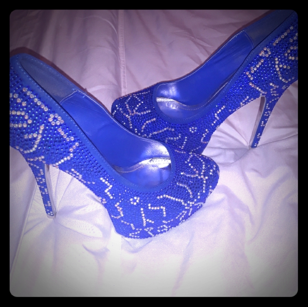 Stilletto pumps.